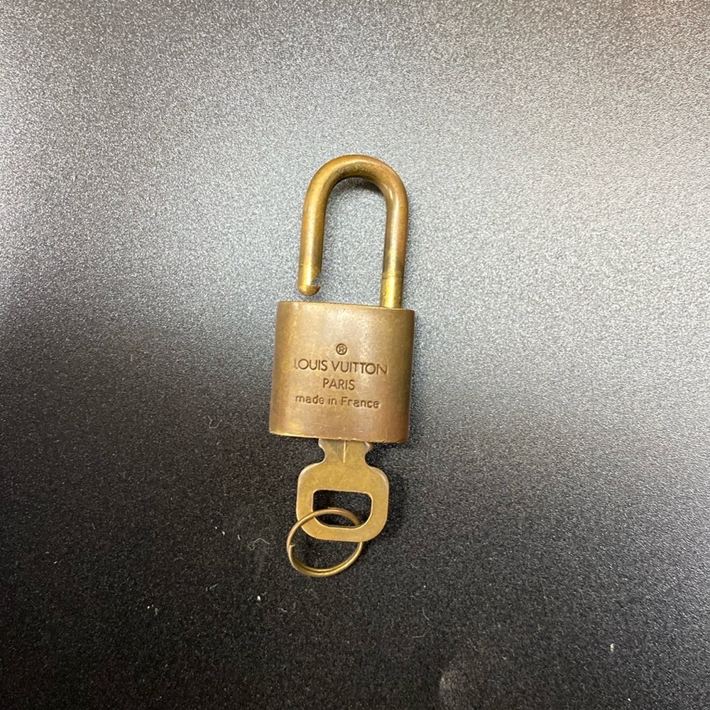 Pre-owned #303 Louis Vuitton lock &key 303
